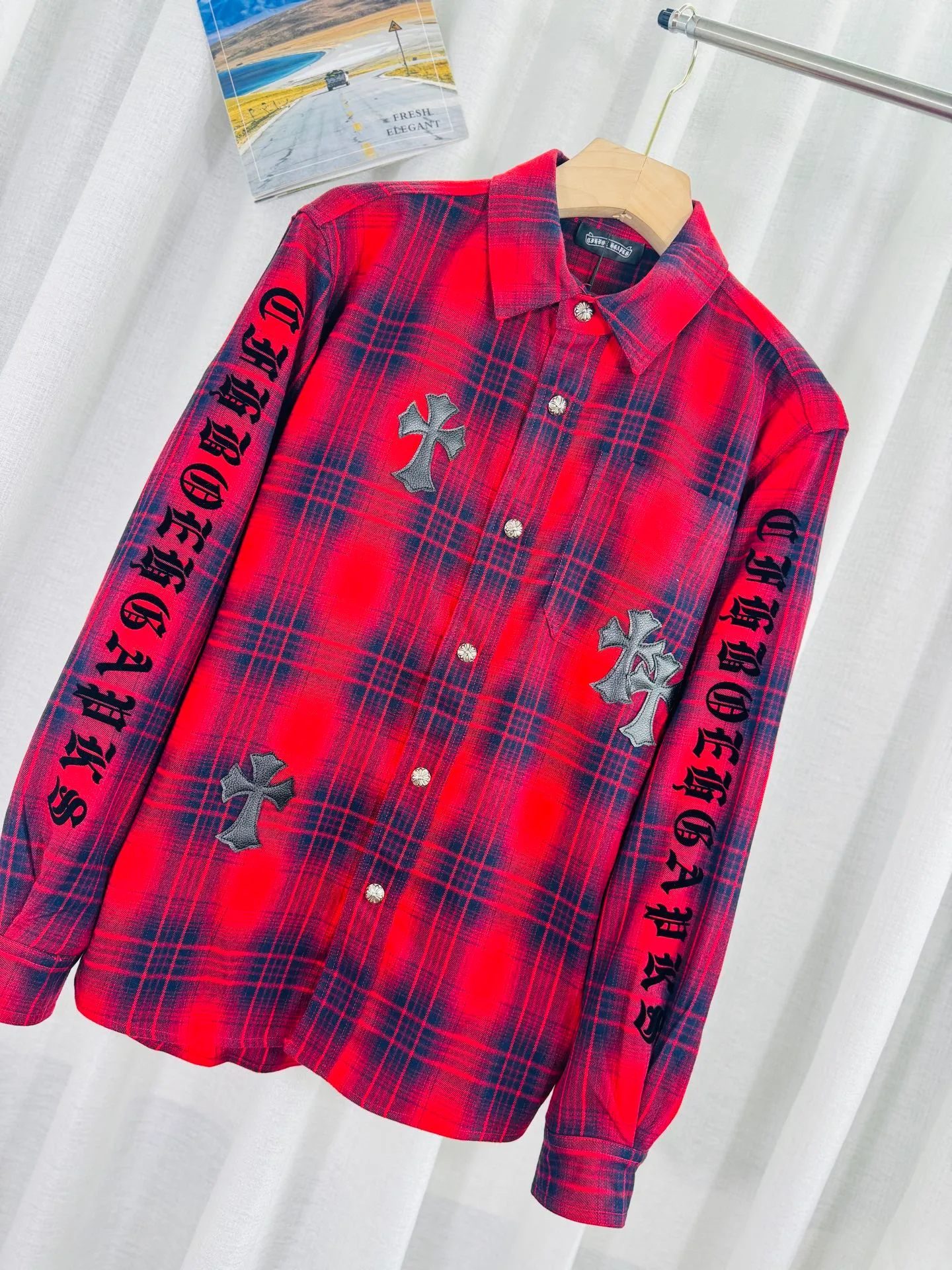 P250 top version, real shot without P, ​​different from market currency) 𝗖𝗵𝗿𝗼𝗺𝗲 𝗛𝗲𝗮𝗿𝘁𝘀/Cro Xin 2025 leather plaid shirt Accessories: Original model-opening collar label ➕100% silk wash water label. Genuine purchase-grade original hangtag➕matching hanging rope➕3D hanging beads➕original packaging bag. Craftsmanship: The original version has consistent wiring! The highest version of the armhole matching technique! Color: Red Black Size: S M L XL Style No.: 8001